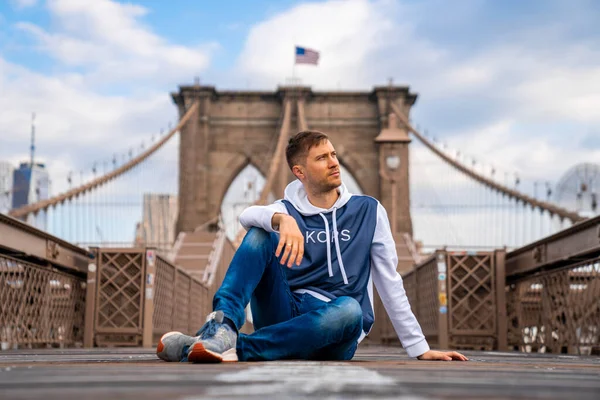 Fiatal Srác Élvezi Üres Brooklyn Bridge Egy Varázslatos Manhattan Sziget — Stock Fotó