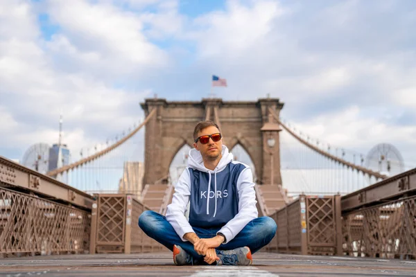 Joven Disfrutando Del Vacío Puente Brooklyn Con Una Mágica Vista — Foto de Stock