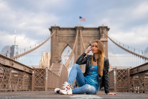 Jovencita Hermosa Disfrutando Del Vacío Puente Brooklyn Con Una Mágica — Foto de Stock