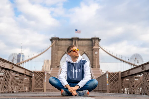 Joven Disfrutando Del Vacío Puente Brooklyn Con Una Mágica Vista — Foto de Stock