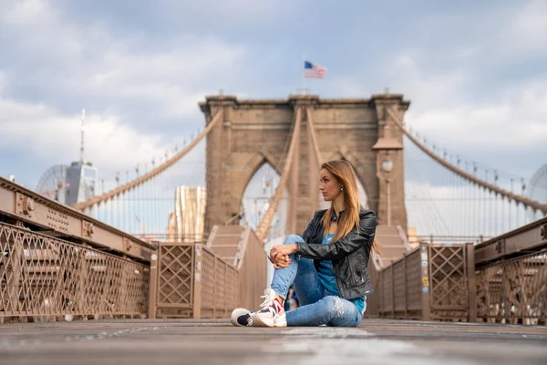 Ung Vacker Flicka Njuter Tom Brooklyn Bridge Med Magisk Utsikt — Stockfoto