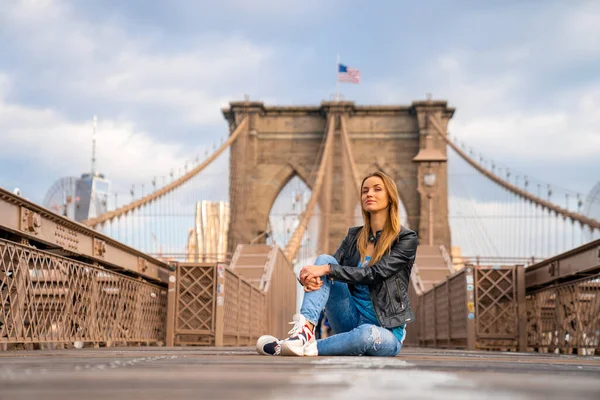 Jovencita Hermosa Disfrutando Del Vacío Puente Brooklyn Con Una Mágica — Foto de Stock