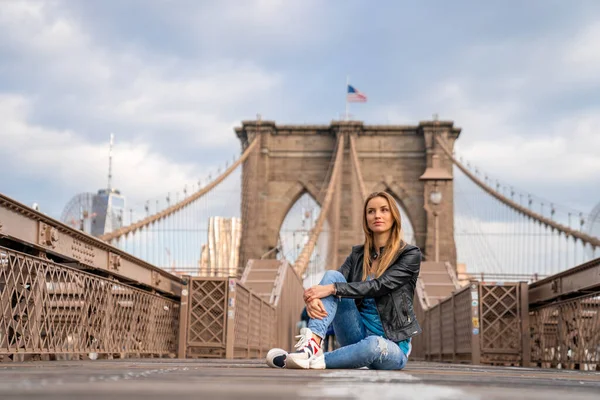 Ung Vacker Flicka Njuter Tom Brooklyn Bridge Med Magisk Utsikt — Stockfoto