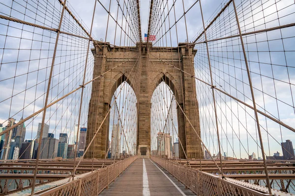 ニューヨークでの封鎖の間に空のブルックリン橋 パンデミックのために — ストック写真