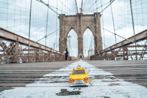 Modelo Táxi Amarelo Clássico Uma Ponte Vazia Brooklyn Durante Confinamento — Fotografia de Stock