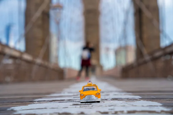 Klassisk Gul Taxi Modell Tom Brooklyn Bridge Nedstängning New York — Stockfoto