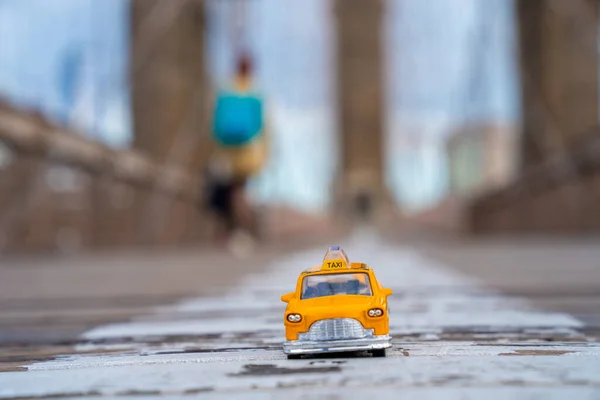 Klasszikus Sárga Taxi Modell Egy Üres Brooklyn Hídon Zárlat Alatt — Stock Fotó