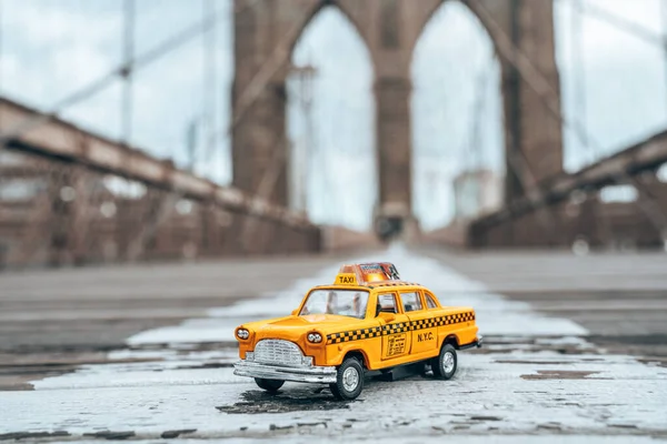 Modelo Táxi Amarelo Clássico Uma Ponte Vazia Brooklyn Durante Confinamento — Fotografia de Stock