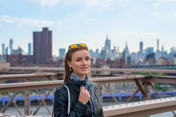 Jovencita Sexy Disfrutando Del Vacío Puente Brooklyn Con Una Mágica — Foto de Stock
