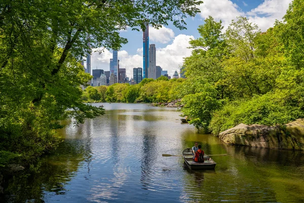 Människor Seglar Liten Båt Centrala Parken New York Stad Varm — Stockfoto