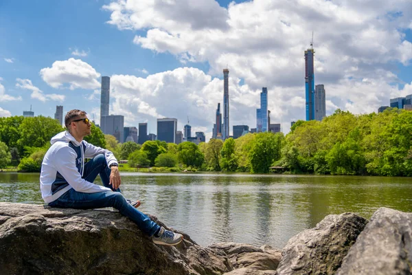 Stilig Man Utforska Central Park New York Stad Varm Solig — Stockfoto