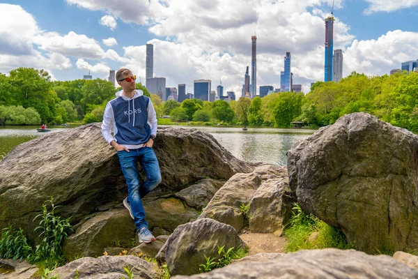 Jóképű Férfi Felfedező Central Park New York City Egy Meleg — Stock Fotó
