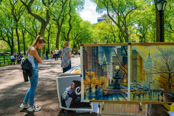 New York Usa Maj 2019 Folk Säljer Målningar Central Park — Stockfoto