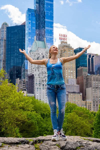 Vacker Flicka Utforska Central Park New York Stad Varm Solig — Stockfoto