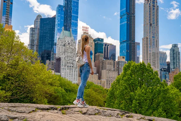 Vacker Flicka Utforska Central Park New York Stad Varm Solig — Stockfoto