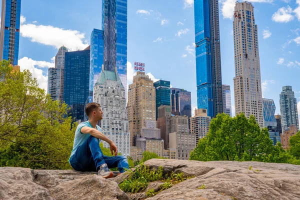 Joven Explorando Central Park Ciudad Nueva York Cálido Día Soleado — Foto de Stock