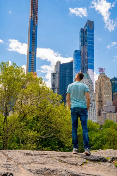 Ung Man Utforska Central Park New York Stad Varm Solig — Stockfoto