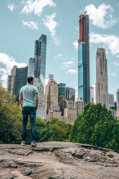 Joven Explorando Central Park Ciudad Nueva York Cálido Día Soleado — Foto de Stock