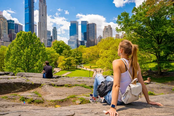 Vacker Flicka Utforska Central Park New York Stad Varm Solig — Stockfoto