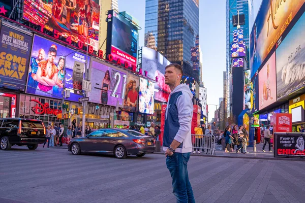 New York City Maj 2019 Ung Man Utforskar Times Square — Stockfoto