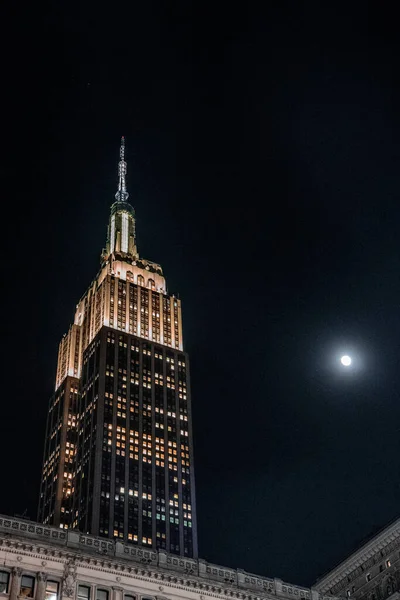 Vista Cerca Del Edificio Empire State Por Noche — Foto de Stock