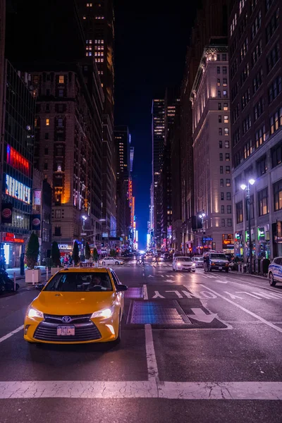 Nueva York City Mayo 2019 Multitudes Nueva York Tráfico Nocturno — Foto de Stock