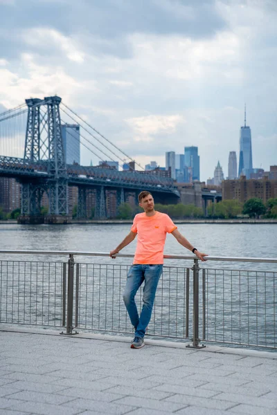 Joven Explorando Cartel Del Parque Domino Williamsburg Nueva York — Foto de Stock