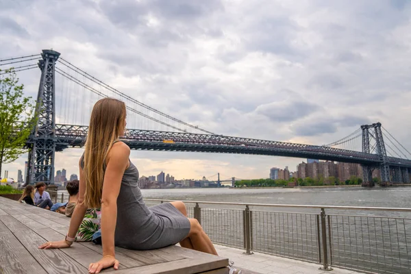 Sexig Tjej Utforskar Domino Park Skylt Williamsburg New York — Stockfoto