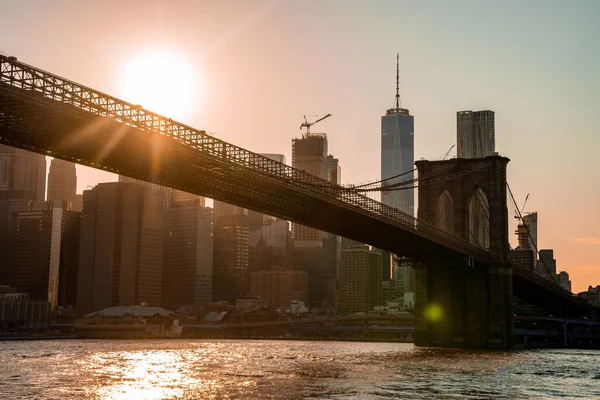Magische Avond Zonsondergang Close Zicht Brooklyn Brug Vanaf Veerboot Passeren — Stockfoto