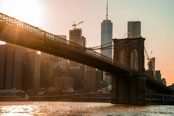 Varázslatos Esti Naplemente Közel Brooklyn Hídhoz Híd Alatt Elhaladó Kompról — Stock Fotó