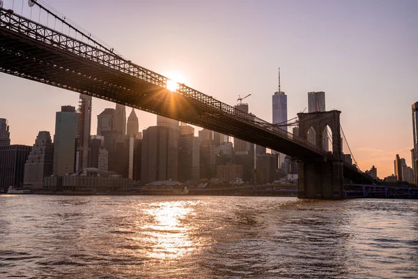 Magische Avond Zonsondergang Close Zicht Brooklyn Brug Vanaf Veerboot Passeren — Stockfoto