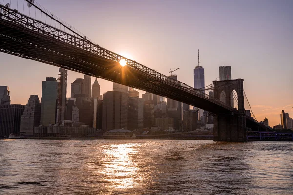 Волшебный Вечерний Закат Вид Бруклинский Мост Проходящего Мостом Парома — стоковое фото