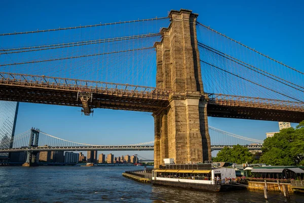 Kouzelný Večer Západ Slunce Zblízka Pohled Brooklynský Most Trajektu Projíždějícího — Stock fotografie
