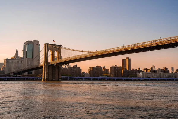 Kouzelný Večer Západ Slunce Zblízka Pohled Brooklynský Most Trajektu Projíždějícího — Stock fotografie