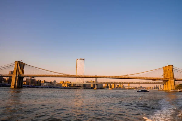 Büyülü akşam günbatımı köprünün altından geçen Brooklyn Köprüsü 'nün yakın görüntüsü.