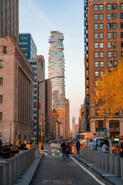 Manhattan Susnet Med Många Skyskrapor Stiger Upp Från Marken — Stockfoto