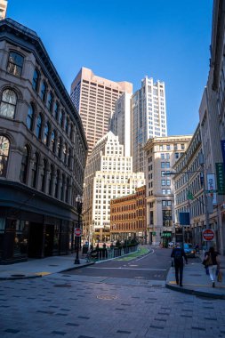 Boston, ABD. MAY 24, 2019. Boston 'daki şehir caddesinde bir sürü dükkan, restoran ve etrafta dolaşan insanlar var..