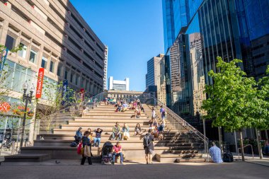 Boston, ABD. MAY 24, 2019. Boston 'daki şehir caddesinde bir sürü dükkan, restoran ve etrafta dolaşan insanlar var..