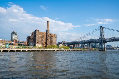 Williamsburg Köprüsü manzarası Williamsburg, New York 'taki Domino Park tabelasından.