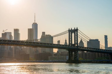 Brooklyn parkından Manhattan Köprüsü 'nün Hudson Nehri' nin diğer tarafındaki Manhattan manzaralı görüntüsünü kapatın..
