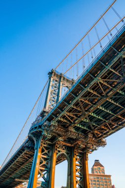 Brooklyn parkından Manhattan Köprüsü 'nün Hudson Nehri' nin diğer tarafındaki Manhattan manzaralı görüntüsünü kapatın..