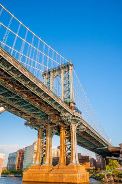 Brooklyn parkından Manhattan Köprüsü 'nün Hudson Nehri' nin diğer tarafındaki Manhattan manzaralı görüntüsünü kapatın..