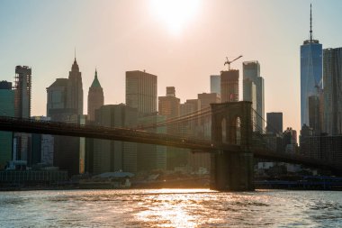 Brooklyn parkından Manhattan Köprüsü 'nün Hudson Nehri' nin diğer tarafındaki Manhattan manzaralı görüntüsünü kapatın..