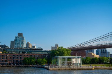 Brooklyn parkından Manhattan Köprüsü 'nün Hudson Nehri' nin diğer tarafındaki Manhattan manzaralı görüntüsünü kapatın..