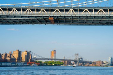 Brooklyn parkından Manhattan Köprüsü 'nün Hudson Nehri' nin diğer tarafındaki Manhattan manzaralı görüntüsünü kapatın..