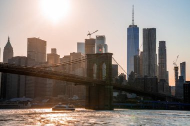 Büyülü akşam günbatımı köprünün altından geçen Brooklyn Köprüsü 'nün yakın görüntüsü.