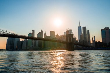 Büyülü akşam günbatımı köprünün altından geçen Brooklyn Köprüsü 'nün yakın görüntüsü.