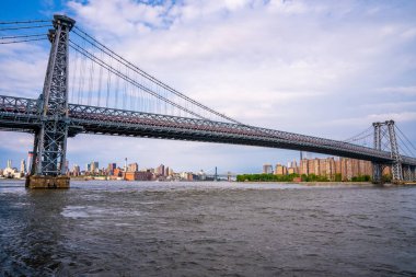 Brooklyn, New York 'taki Domino Park' tan Williamsburg Köprüsü 'nün panoramik görüntüsü.