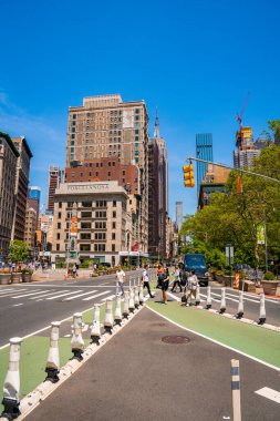 New York City, ABD - 10 Mayıs 2019: Broadway 'den Empire State binasının manzarası.