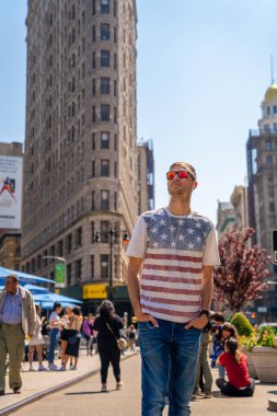 Broadway 'de yürüyen genç adam Flatiron Binası yakınlarındaki New York' u keşfediyor..